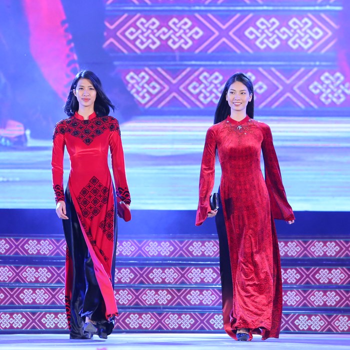 Bộ sưu tập áo dài độc đáo  tại Lễ hội văn hoá thổ cẩm Việt Nam - Anh 5