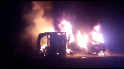 Va chạm giữa xe buýt và xe tải, ít nhất 26 người thiệt mạng tại Pakistan - Anh 1