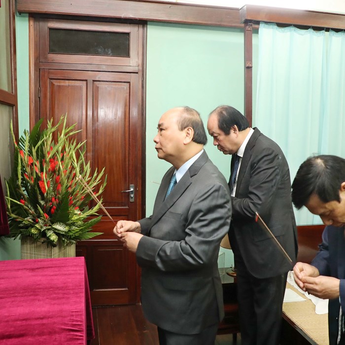 Thủ tướng Nguyễn Xuân Phúc dâng hương và trồng cây lưu niệm tại  Khu di tích Phủ Chủ tịch - Anh 1