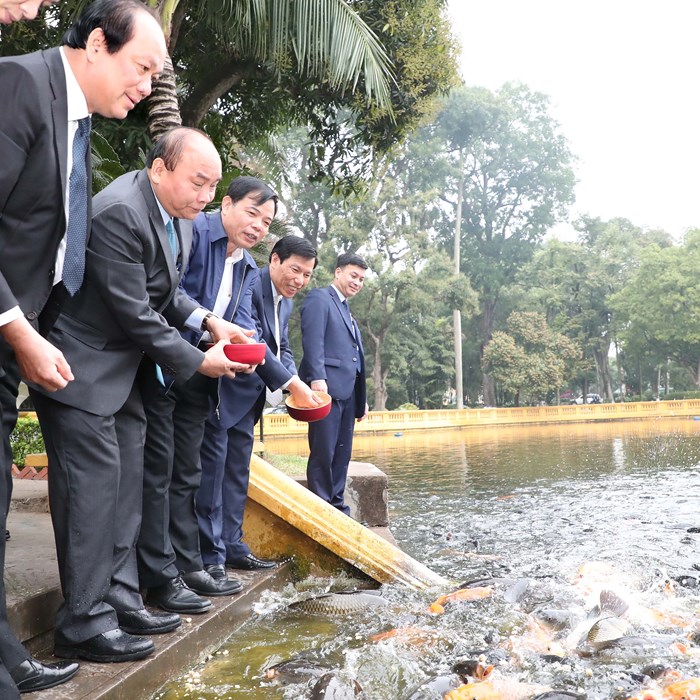Thủ tướng Nguyễn Xuân Phúc dâng hương và trồng cây lưu niệm tại  Khu di tích Phủ Chủ tịch - Anh 2