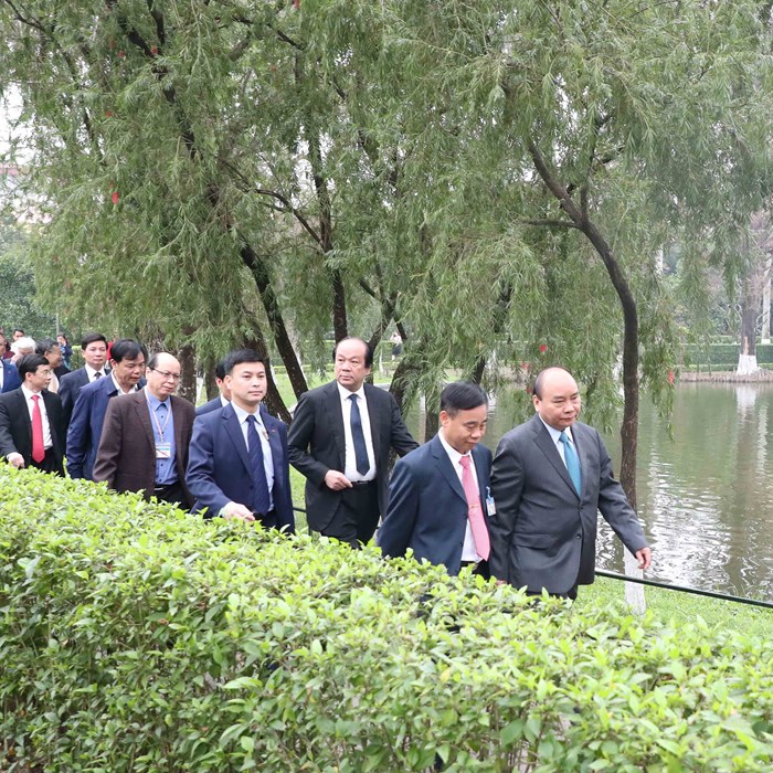 Thủ tướng Nguyễn Xuân Phúc dâng hương và trồng cây lưu niệm tại  Khu di tích Phủ Chủ tịch - Anh 5