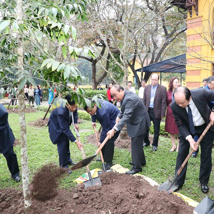 Thủ tướng Nguyễn Xuân Phúc dâng hương và trồng cây lưu niệm tại  Khu di tích Phủ Chủ tịch - Anh 3