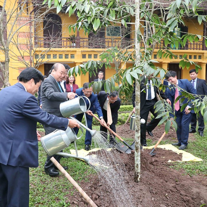 Thủ tướng Nguyễn Xuân Phúc dâng hương và trồng cây lưu niệm tại  Khu di tích Phủ Chủ tịch - Anh 4
