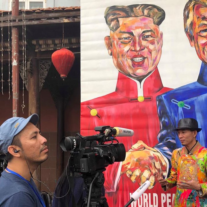 Người dân hào hứng với tranh “khủng” vẽ Tổng thống Trump, Chủ tịch Kim - Anh 1