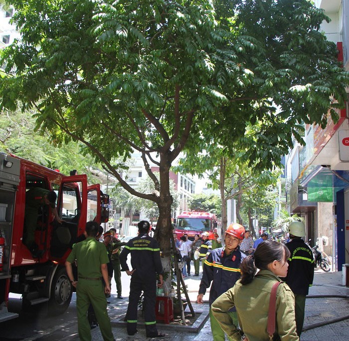 Đà Nẵng: Cháy trụ sở công ty bảo hiểm, hàng chục người tháo chạy thoát thân - Anh 1
