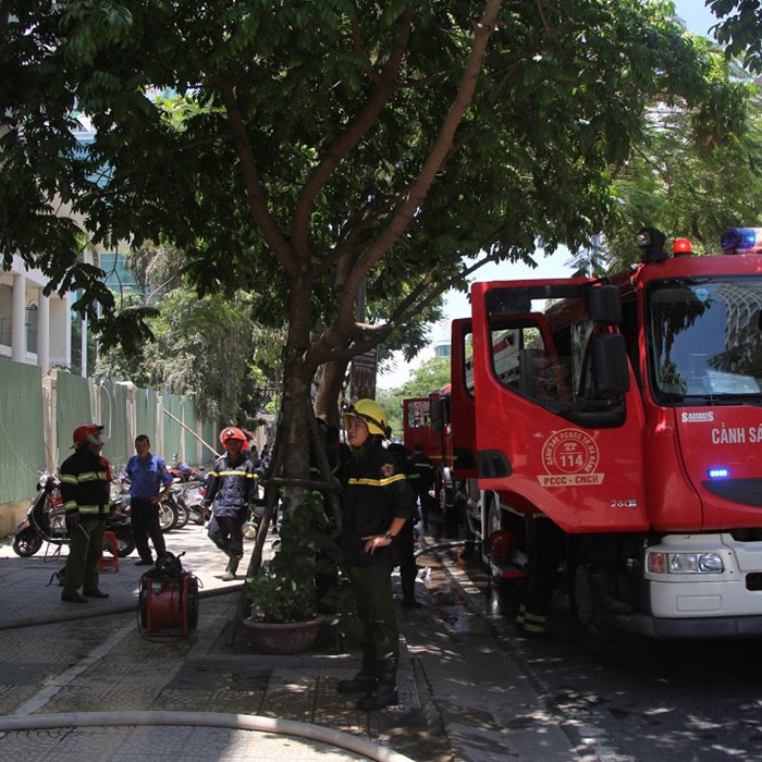 Đà Nẵng: Cháy trụ sở công ty bảo hiểm, hàng chục người tháo chạy thoát thân - Anh 2