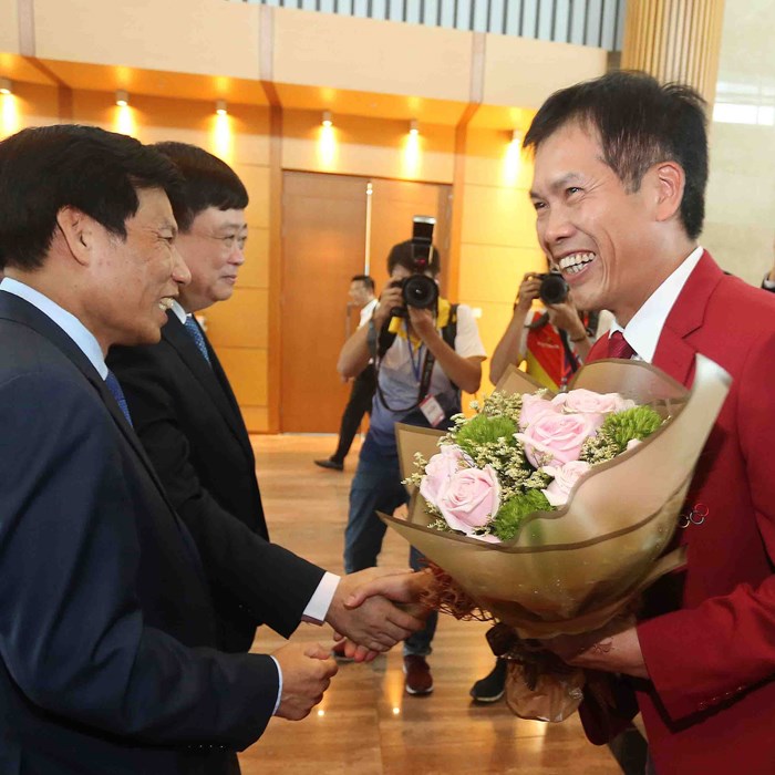 Bộ trưởng Nguyễn Ngọc Thiện đón Đoàn thể thao Việt Nam - Anh 1