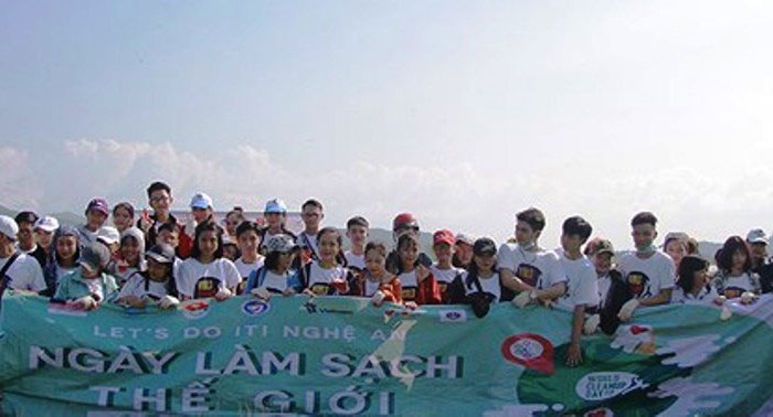 Nghệ An: Tình nguyện viên Mỹ dọn rác trên tuyến đê tại TP Vinh - Anh 1