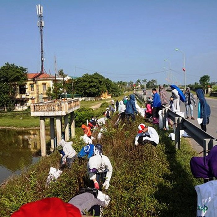 Nghệ An: Tình nguyện viên Mỹ dọn rác trên tuyến đê tại TP Vinh - Anh 2