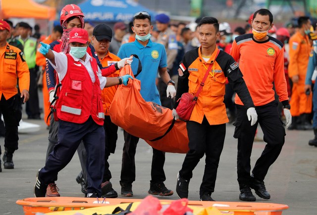 Nỗi ám ảnh của đội cứu hộ sau thảm kịch rơi máy bay ở Indonesia - Anh 2