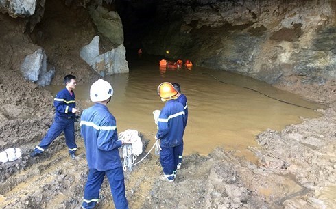 Sập mỏ vàng ở Hòa Bình: Chưa tìm được 2 người mắc kẹt trong hang - Anh 1