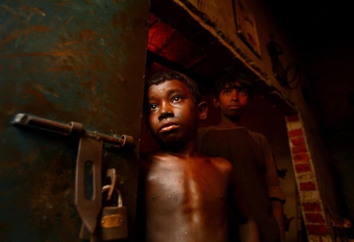 Câu chuyện đau lòng về những đứa trẻ phải “bán” tuổi thơ ở Bangladesh - Anh 17
