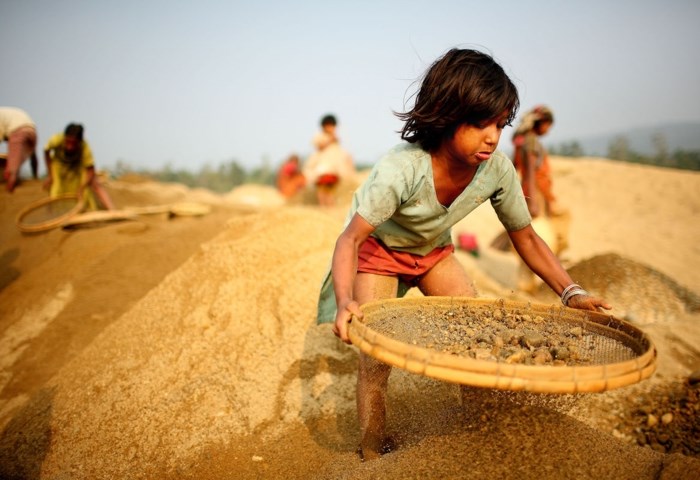 Câu chuyện đau lòng về những đứa trẻ phải “bán” tuổi thơ ở Bangladesh - Anh 2