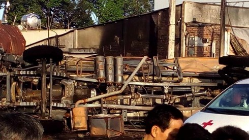 Bình Phước: Cháy xe bồn chở xăng, 6 người tử vong - Anh 1