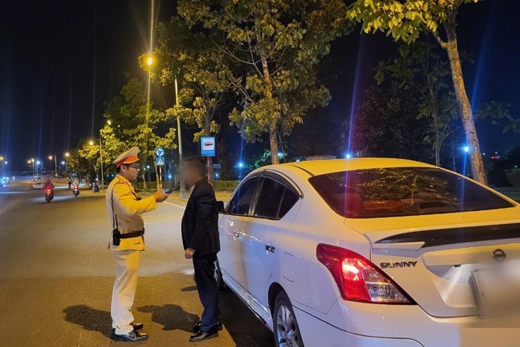 Thừa Thiên Huế: Sau 1 tháng kiểm tra, xử lý hơn 4.700 trường hợp vi phạm giao thông - Anh 1