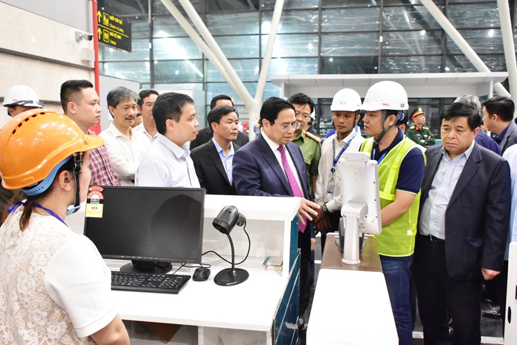 Thủ tướng kiểm tra tiến độ nhà ga T2 Cảng hàng không quốc tế Phú Bài - Anh 1