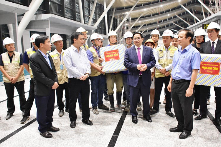 Thủ tướng kiểm tra tiến độ nhà ga T2 Cảng hàng không quốc tế Phú Bài - Anh 2