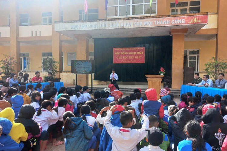 Quảng Trị thực hiện chính sách chỗ trợ cho giáo viên, nhân viên làm việc nhiều điểm trường - Anh 1