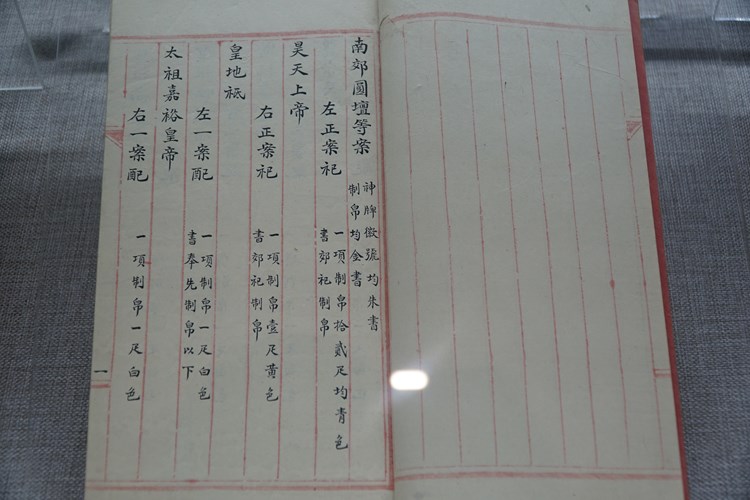 Giới thiệu nhiều sách cổ quý hiếm của triều Nguyễn được hiến tặng - Anh 6