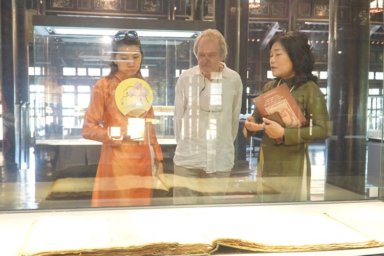 Giới thiệu nhiều sách cổ quý hiếm của triều Nguyễn được hiến tặng - Anh 8