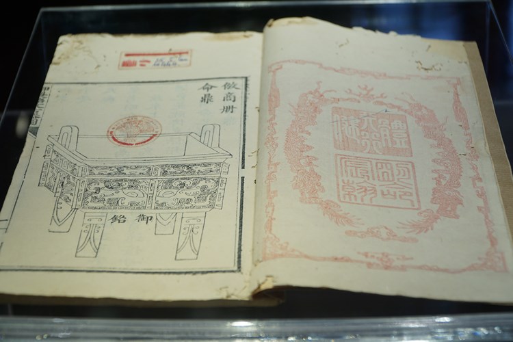 Giới thiệu nhiều sách cổ quý hiếm của triều Nguyễn được hiến tặng - Anh 2