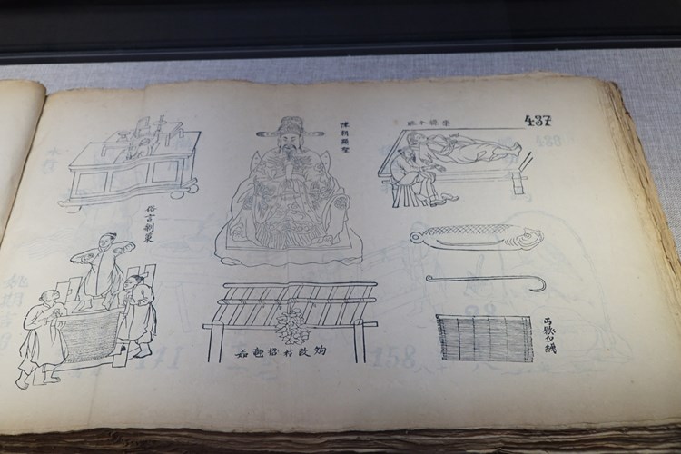 Giới thiệu nhiều sách cổ quý hiếm của triều Nguyễn được hiến tặng - Anh 3