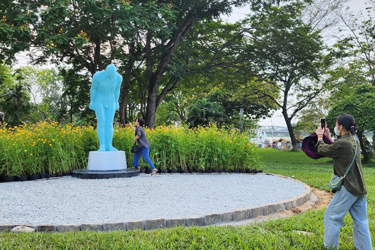 Bức tượng “Người đàn ông cúi chào” được đặt ở công viên ven sông Hương - Anh 2