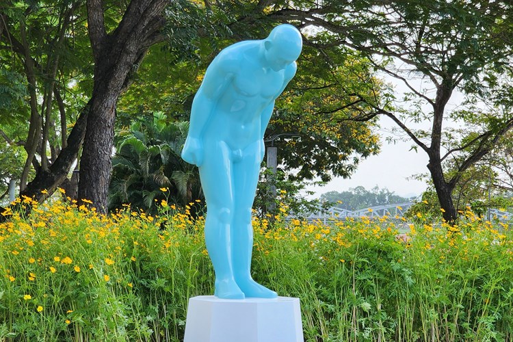 Bức tượng “Người đàn ông cúi chào” được đặt ở công viên ven sông Hương - Anh 1
