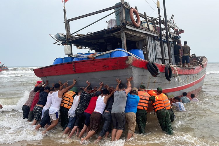 Thừa Thiên Huế: Hai tàu cá gặp nạn do lốc xoáy - Anh 2