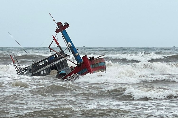Thừa Thiên Huế: Hai tàu cá gặp nạn do lốc xoáy - Anh 1