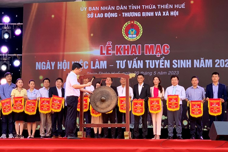 Thừa Thiên Huế: Hơn 8.000 vị trí tuyển dụng tại Ngày hội việc làm - tư vấn tuyển sinh - Anh 1