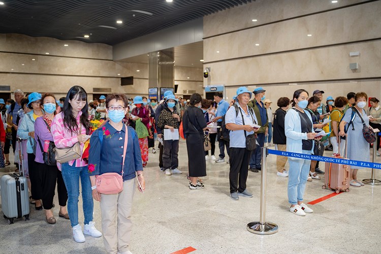 TP Huế đón chuyến bay quốc tế đầu tiên từ Côn Minh - Anh 2