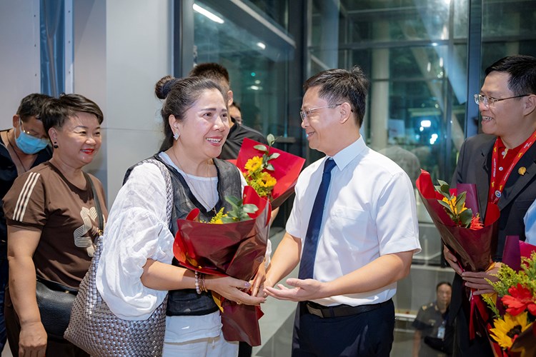 TP Huế đón chuyến bay quốc tế đầu tiên từ Côn Minh - Anh 1