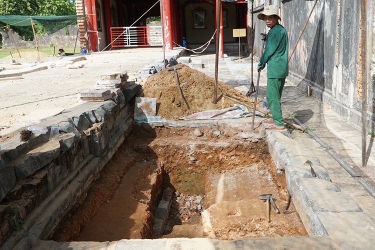 Khai quật khảo cổ điện Cần Chánh bên trong Hoàng thành Huế - Anh 1