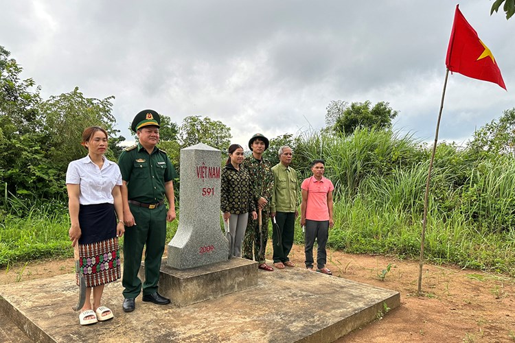 Trao tặng cờ Tổ quốc cho nhân dân vùng biên giới ở Quảng Trị - Anh 4