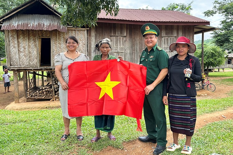 Trao tặng cờ Tổ quốc cho nhân dân vùng biên giới ở Quảng Trị - Anh 2