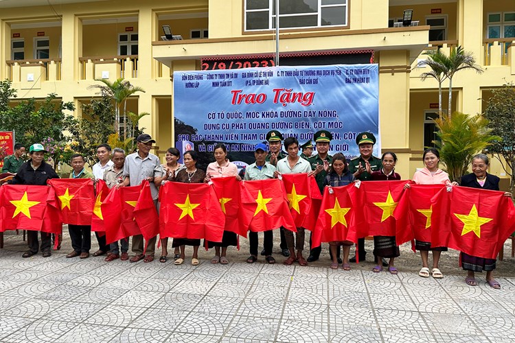 Trao tặng cờ Tổ quốc cho nhân dân vùng biên giới ở Quảng Trị - Anh 1