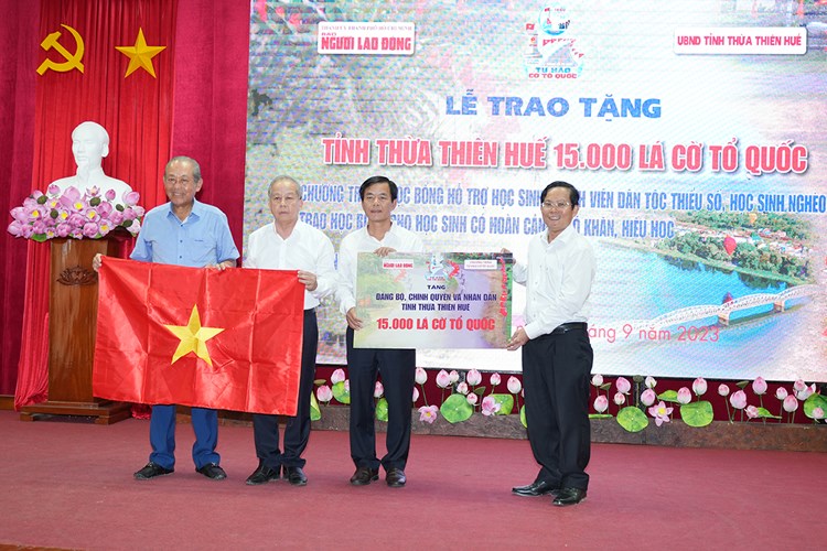Trao tặng 15.000 lá cờ Tổ quốc cho tỉnh Thừa Thiên Huế - Anh 1