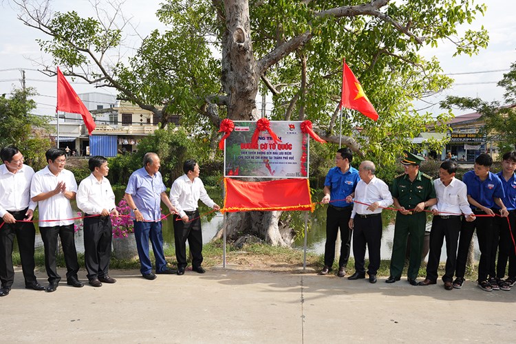Trao tặng 15.000 lá cờ Tổ quốc cho tỉnh Thừa Thiên Huế - Anh 3