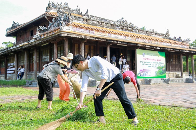 Thừa Thiên Huế: Hơn 670 cơ sở giáo dục đồng loạt ra quân vệ sinh khuôn viên trường học và di tích lịch sử văn hoá - Anh 1