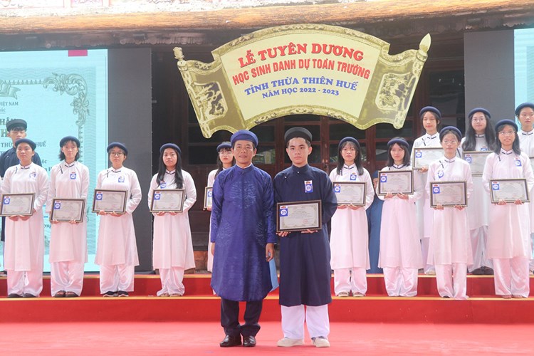 Thừa Thiên Huế: Tuyên dương 386 học sinh danh dự toàn trường - Anh 1