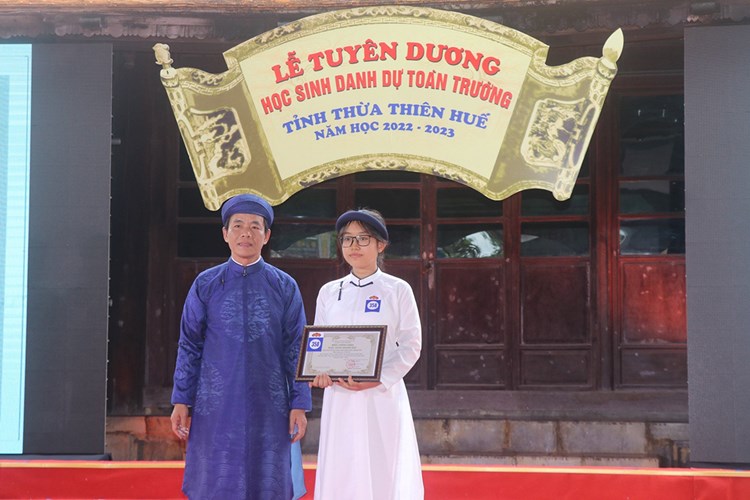 Thừa Thiên Huế: Tuyên dương 386 học sinh danh dự toàn trường - Anh 2