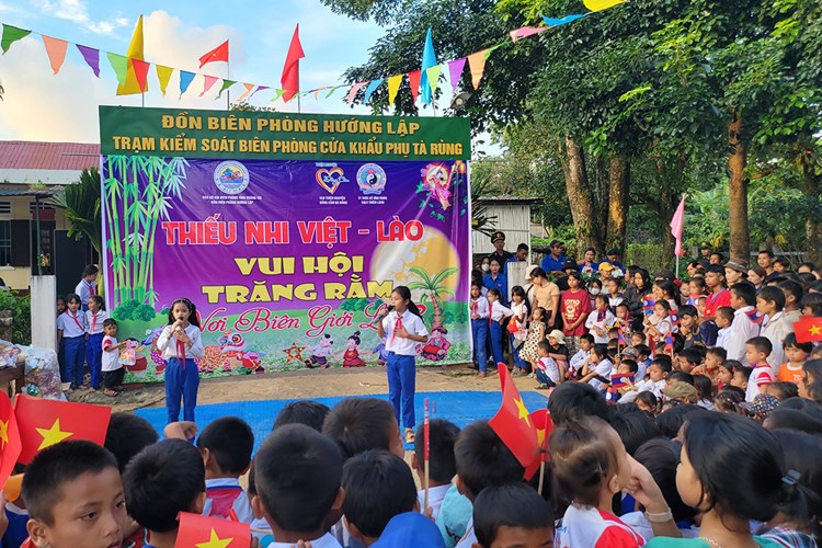 Hơn 1.000 thiếu nhi ở vùng biên giới Việt - Lào vui Tết Trung thu - Anh 1