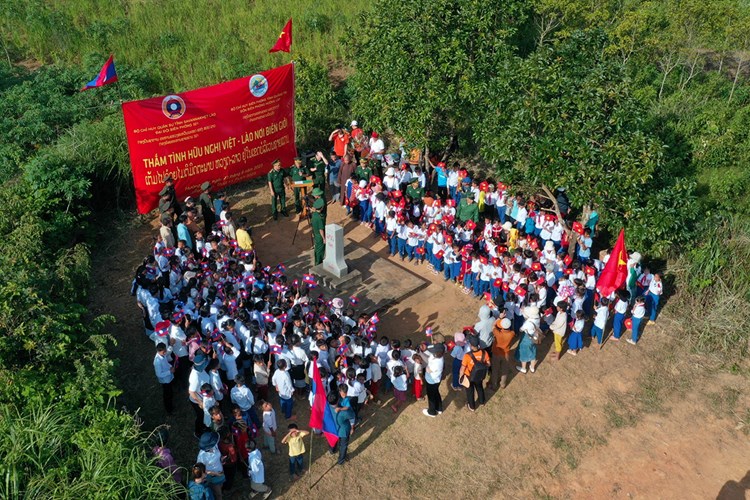 Hơn 1.000 thiếu nhi ở vùng biên giới Việt - Lào vui Tết Trung thu - Anh 3