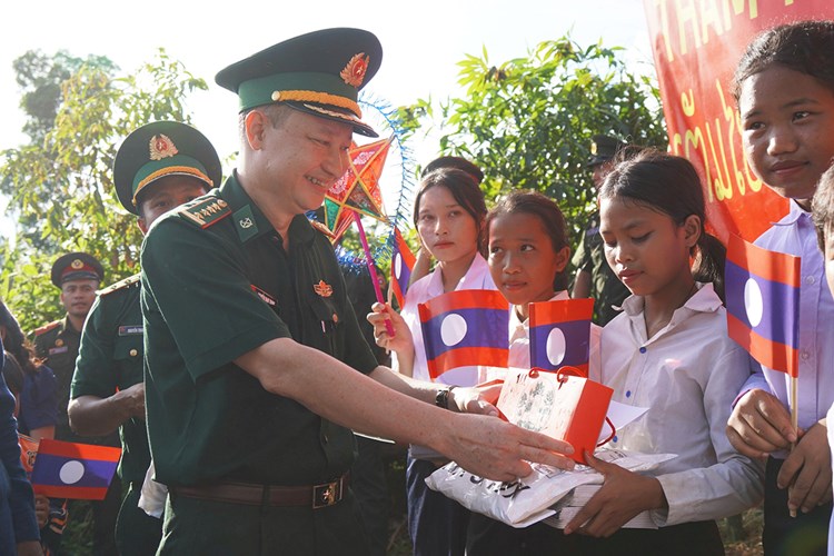 Hơn 1.000 thiếu nhi ở vùng biên giới Việt - Lào vui Tết Trung thu - Anh 2