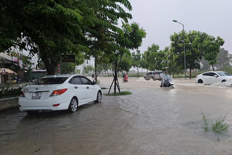 Thừa Thiên Huế: Mưa lớn gây ngập lụt, nhiều chương trình văn hóa phải hoãn - Anh 1