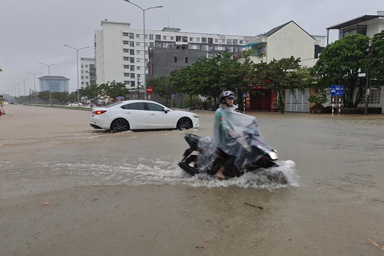 Thừa Thiên Huế: Mưa lớn gây ngập lụt, nhiều chương trình văn hóa phải hoãn - Anh 2
