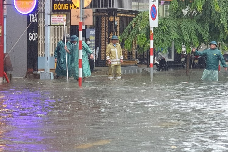 Đà Nẵng mưa lớn, nhiều đường phố ngập sâu - Anh 1