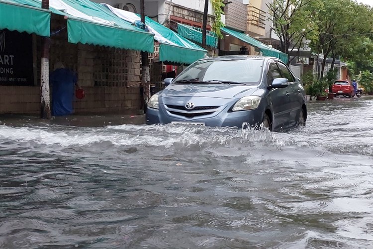 Đà Nẵng mưa lớn, nhiều đường phố ngập sâu - Anh 2