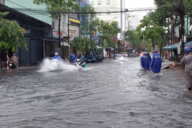 Đà Nẵng mưa lớn, nhiều đường phố ngập sâu - Anh 3